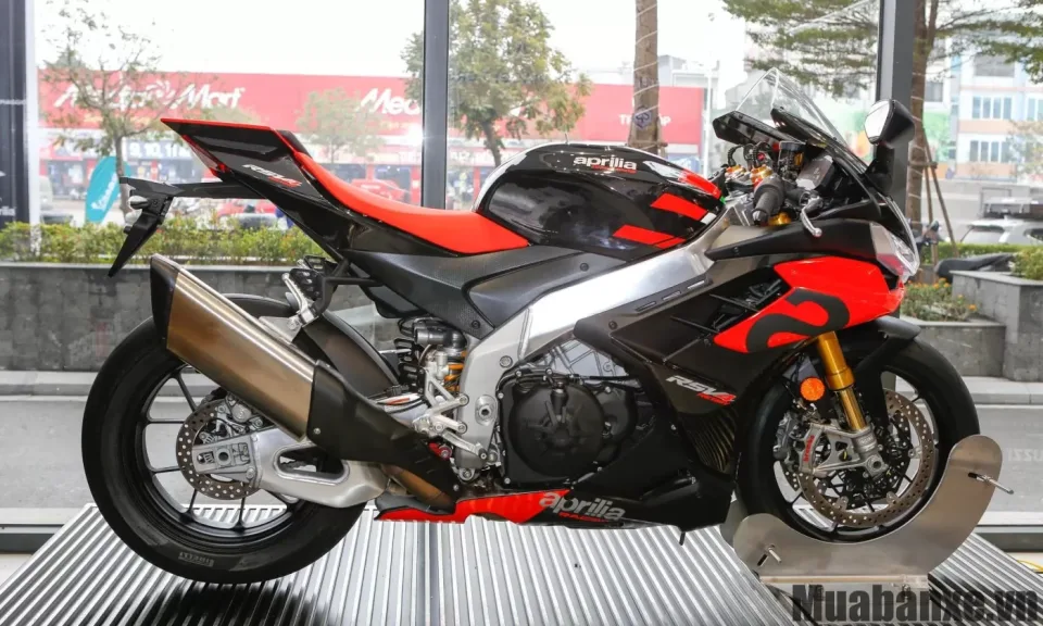 than xe aprilia rsv4