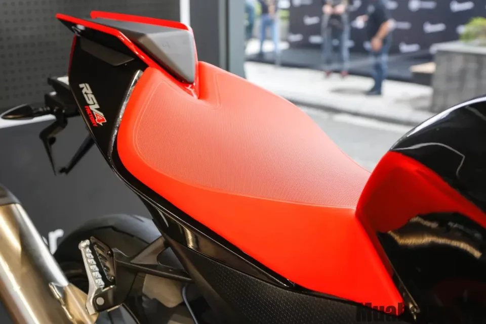yen xe aprilia rsv4
