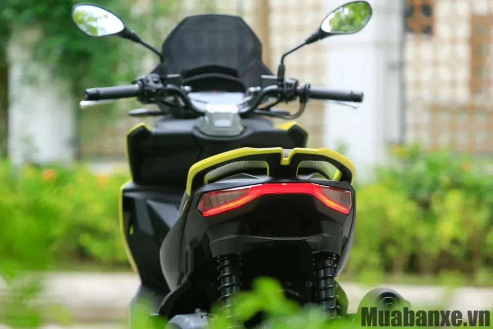 duoi xe aprilia sr gt 200