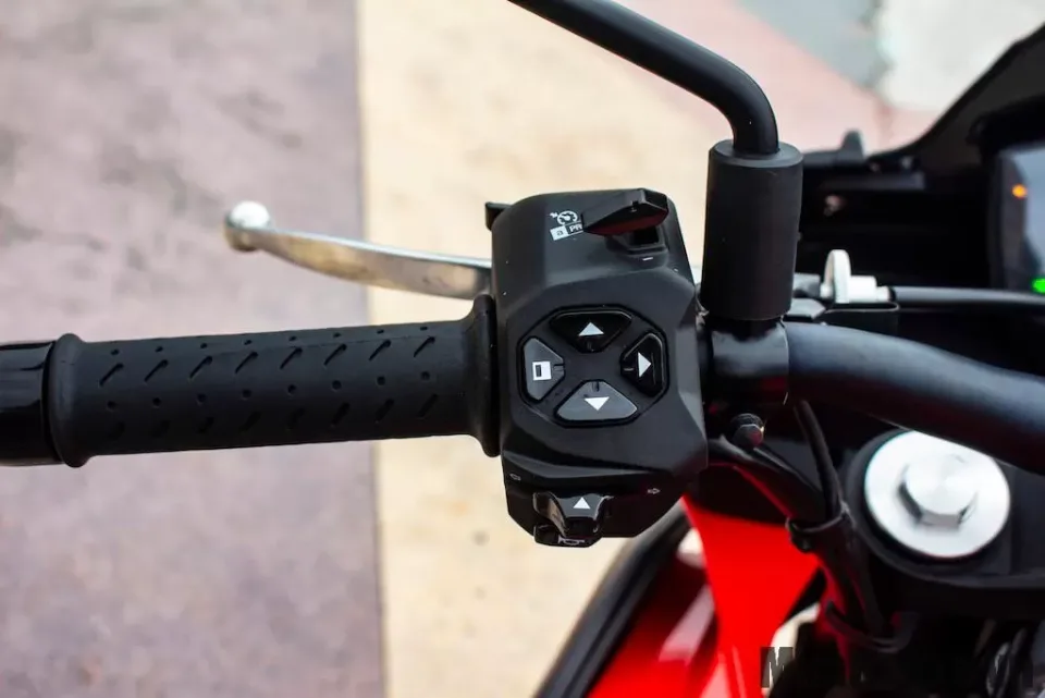 tay lai xe aprilia tuono 660