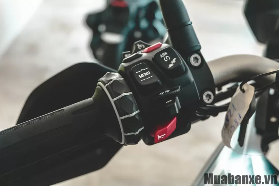 nut bam tren xe bmw motorrad f 850 gs
