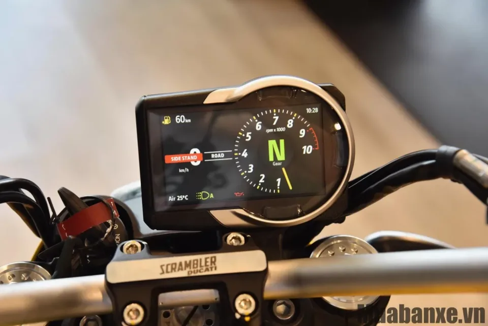 dong ho tren xe ducati scrambler