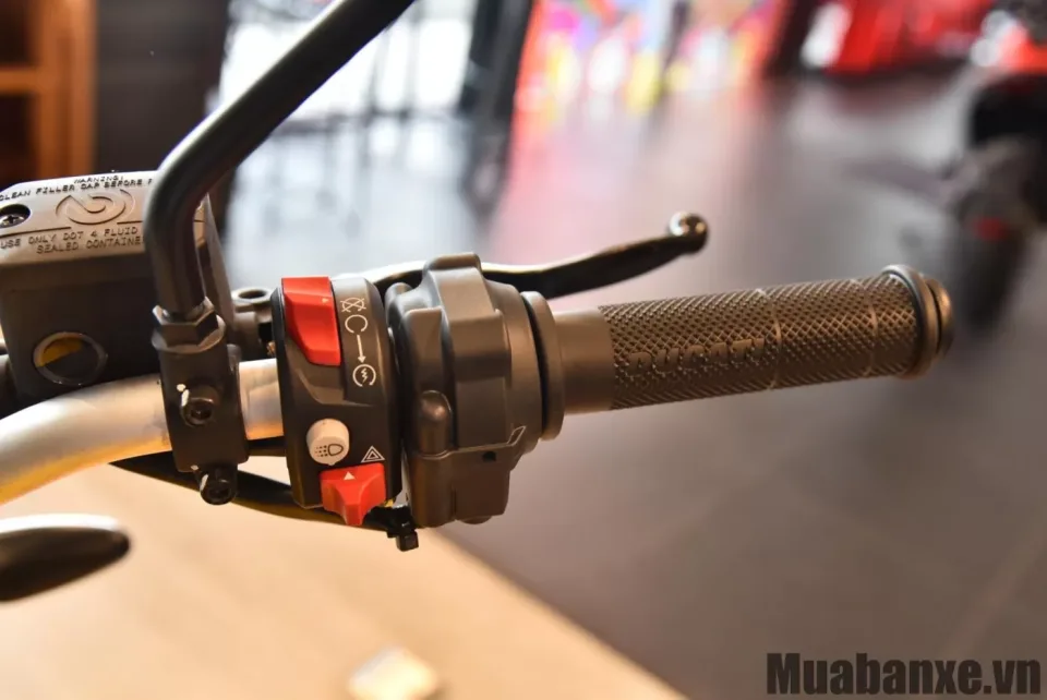 tay lai xe ducati scrambler