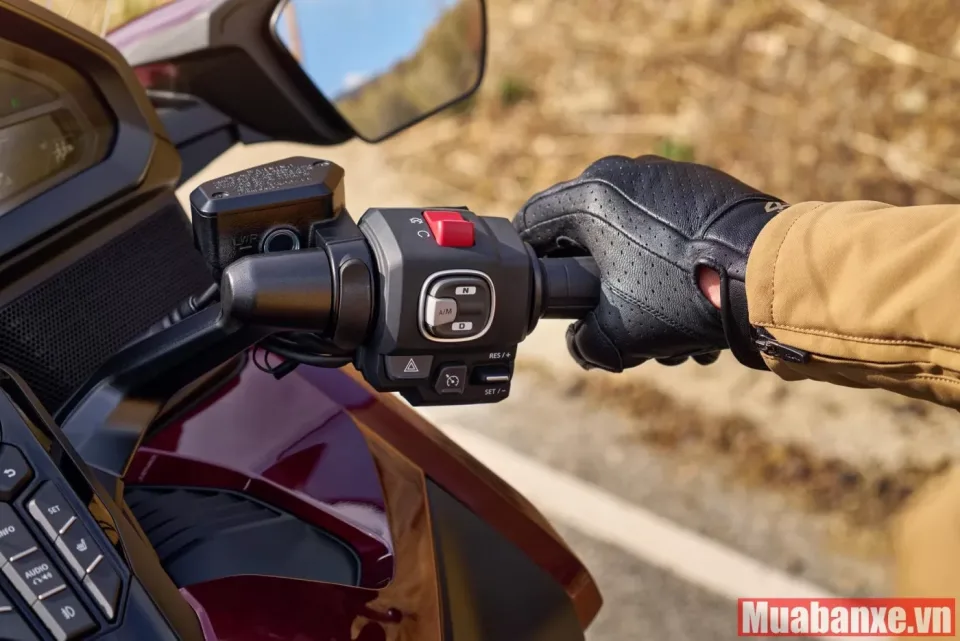 nut bam tren xe honda gold wing tinbanxe vn
