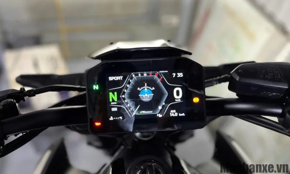 man hinh tren xe kawasaki z900
