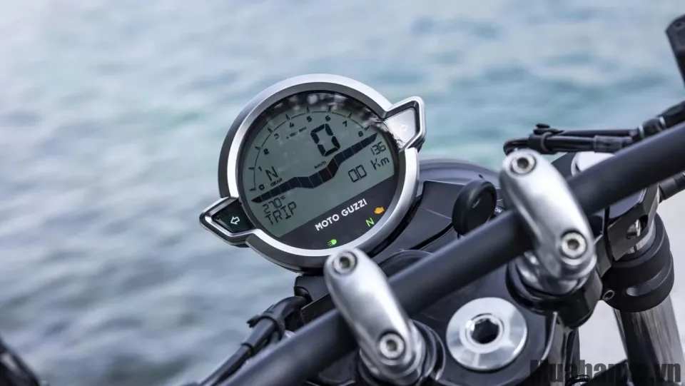 dong ho tren xe moto guzzi v9
