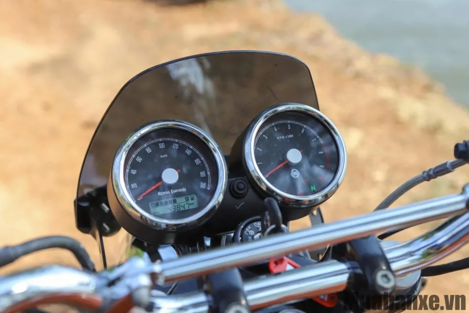 dong ho tren xe royal enfield interceptor