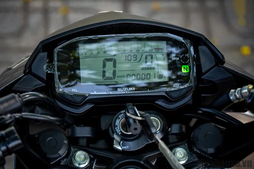 dong-ho-tren-xe-satria-150