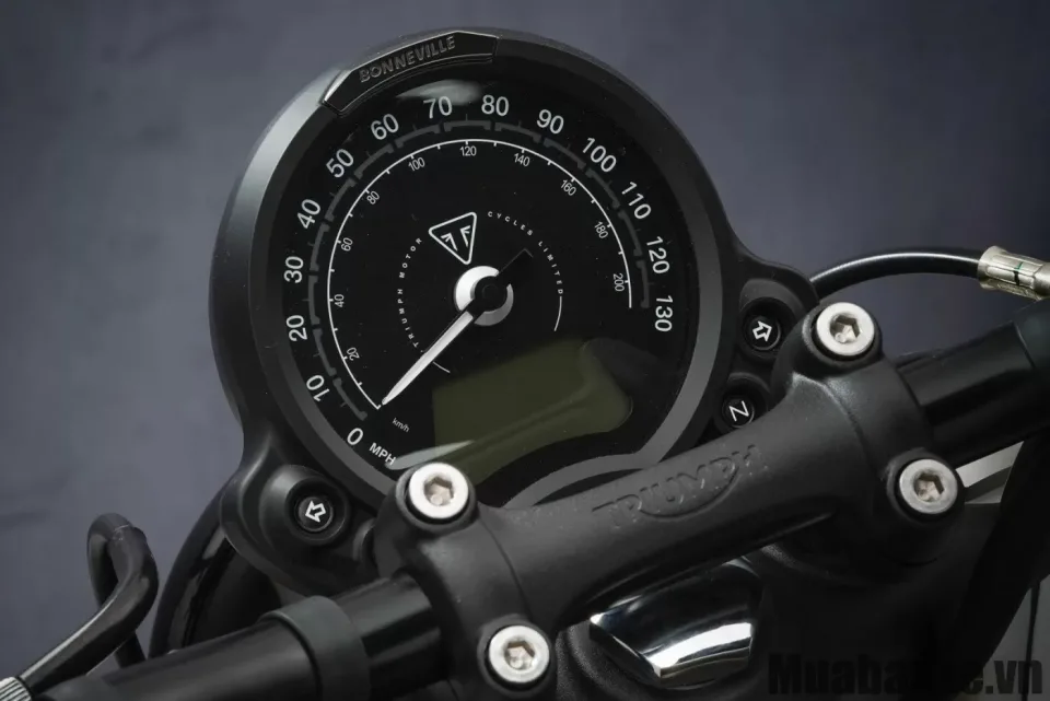 dong ho tren xe triumph bonneville bobber