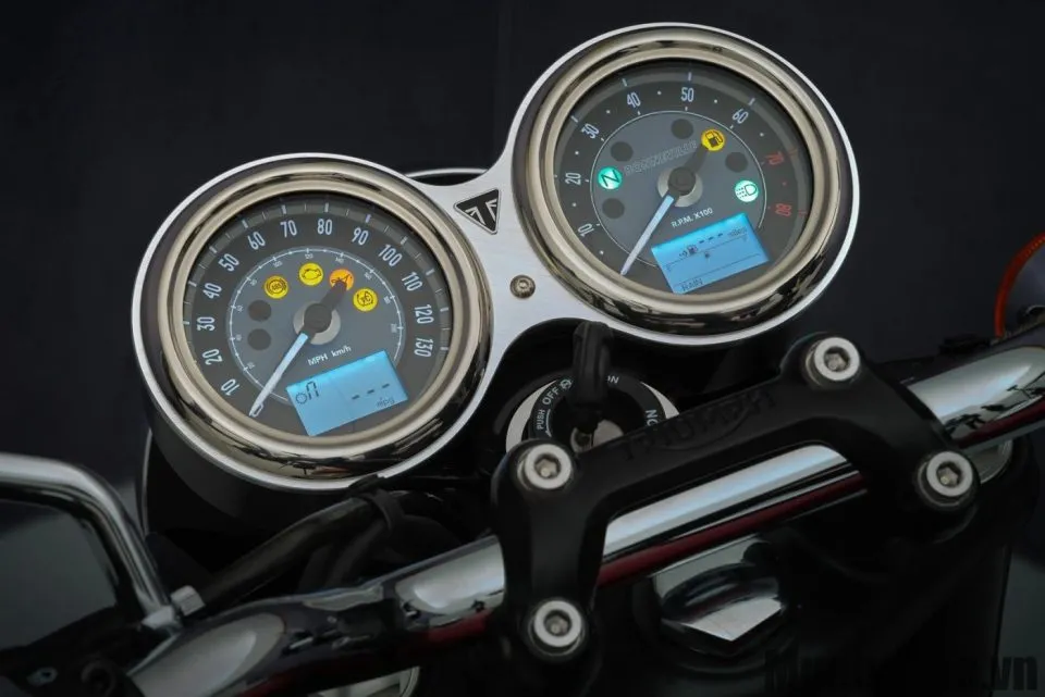 dong ho tren xe triumph bonneville t120