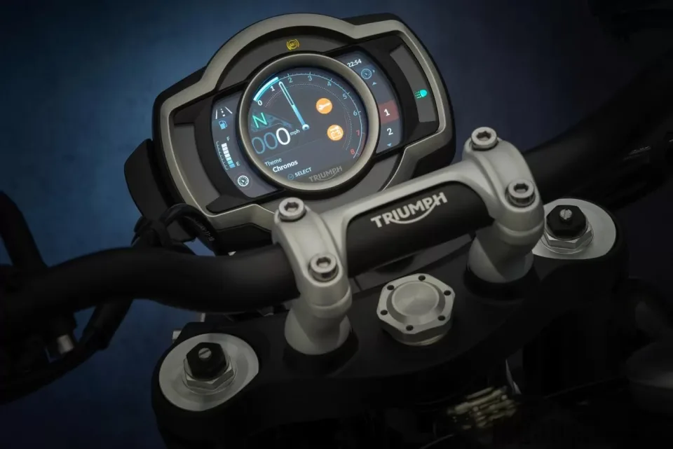 dong ho tren xe triumph scrambler 1200