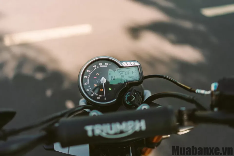 dong ho tren xe triumph scrambler 400 x