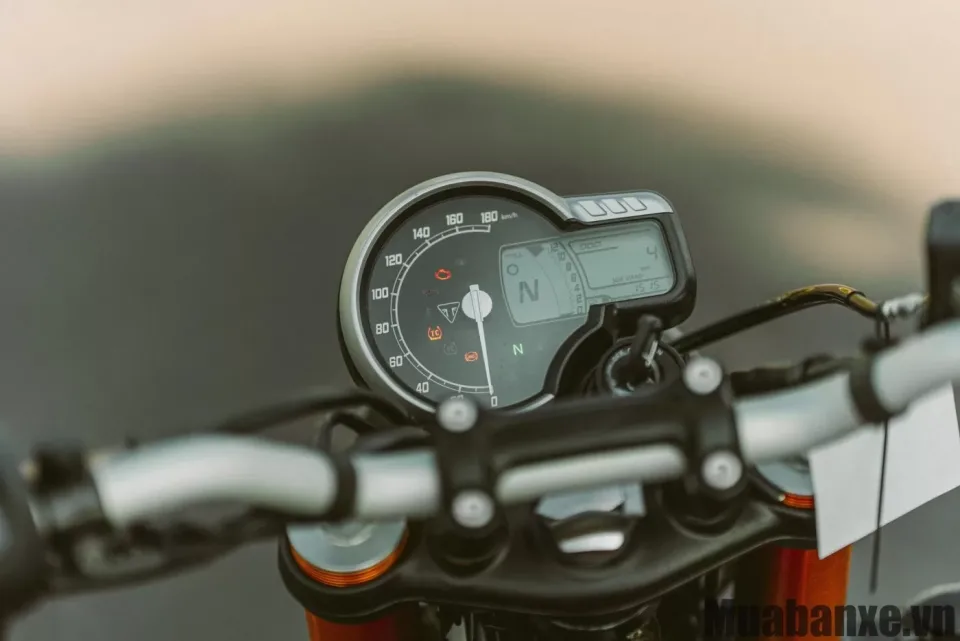 dong ho tren xe triumph speed 400