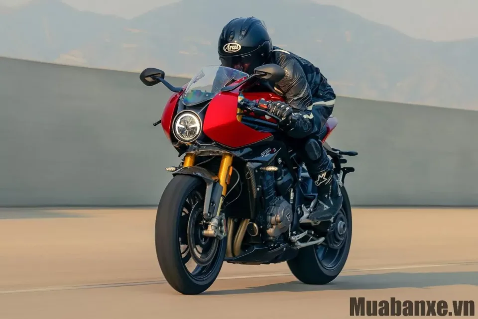 cam giac lai xe triumph speed triple 1200 rr