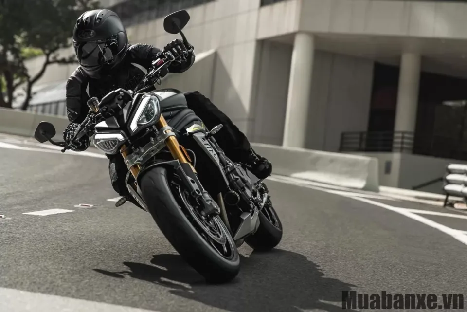 cam giac lai xe triumph speed triple 1200 rs
