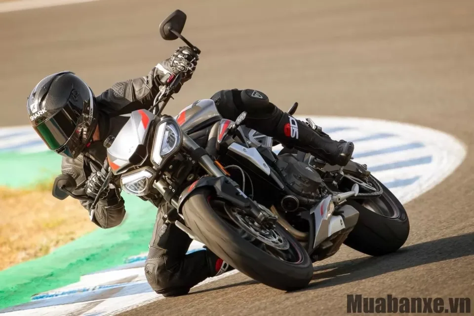 cam giac lai xe triumph street triple