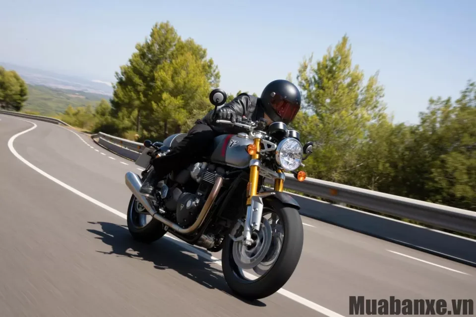 cam giac lai xe triumph thruxton rs