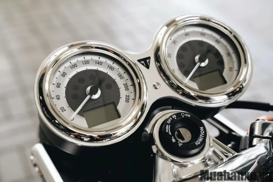 dong ho tren xe triumph thruxton rs