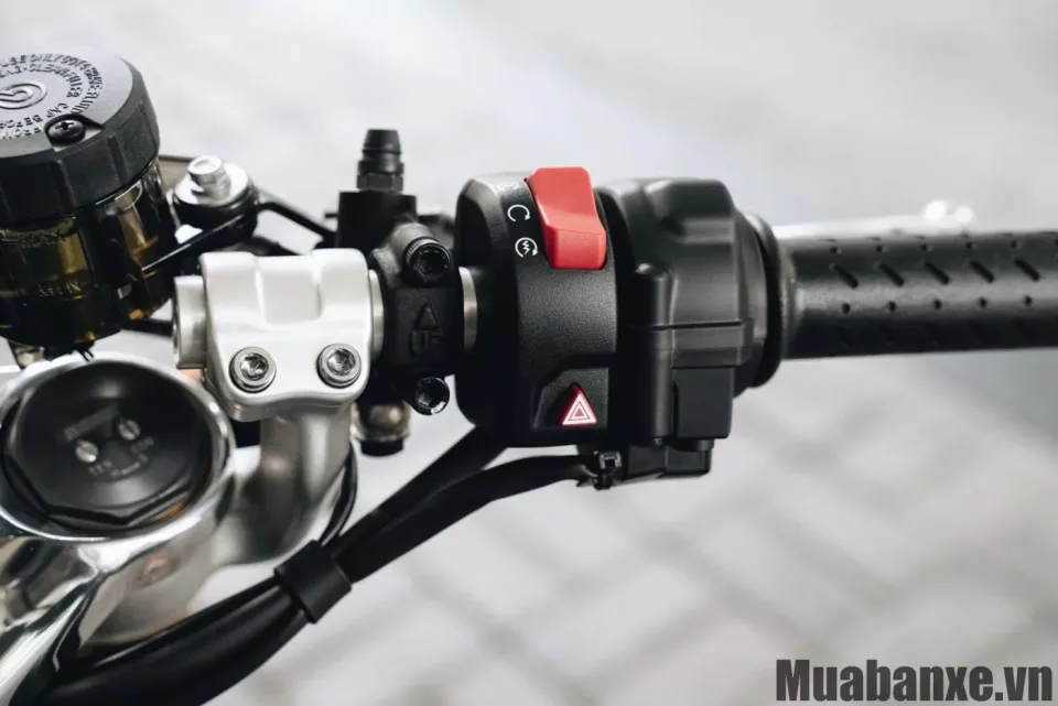 tay lai xe triumph thruxton rs