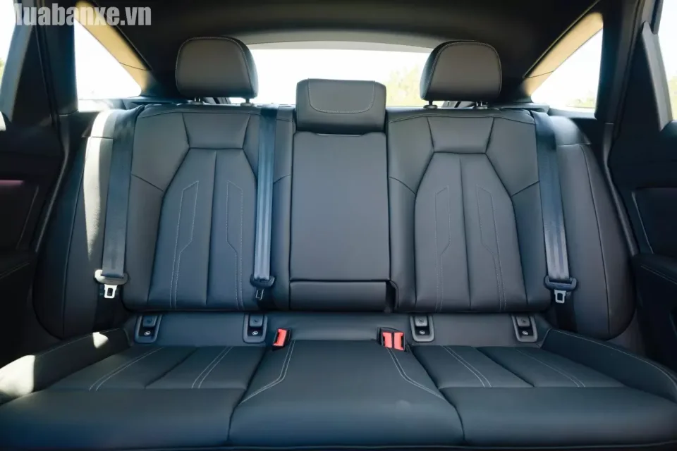 ghe ngoi tren xe audi q4 e tron tinbanxe vn