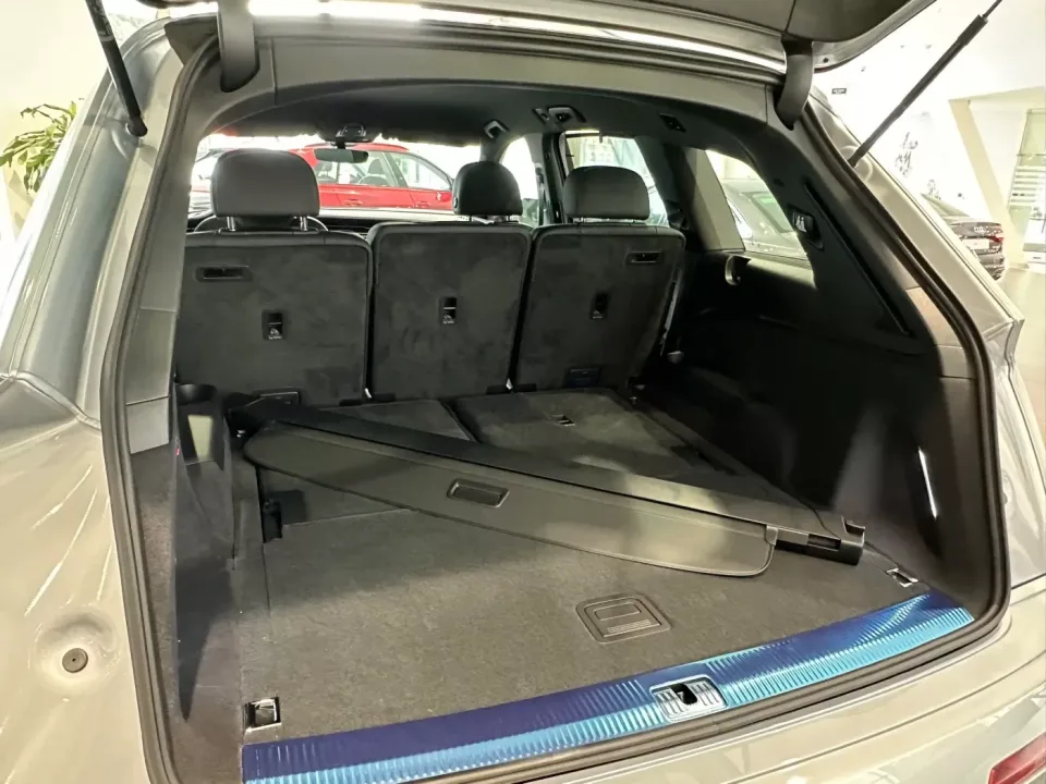 khoang hanh li xe audi q7 tinbanxe vn