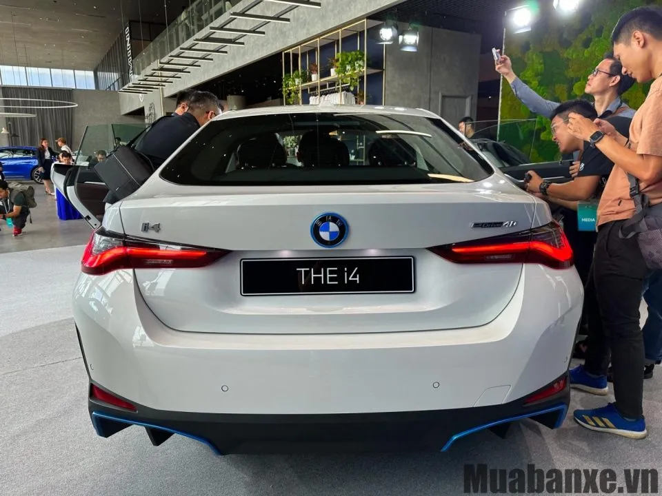 duoi xe bmw i4