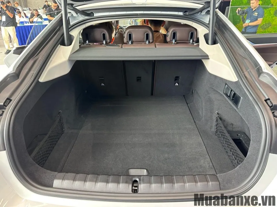 khoang hanh li tren xe bmw i4