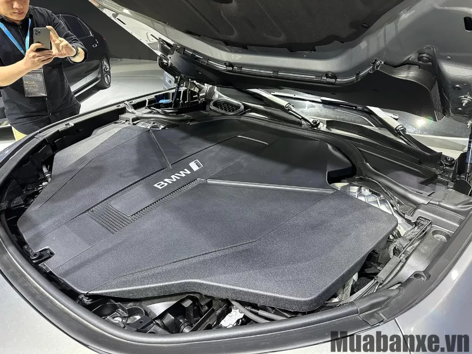 dong co xe bmw i7