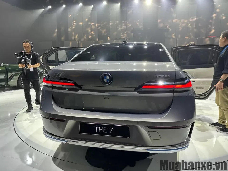 duoi xe bmw i7