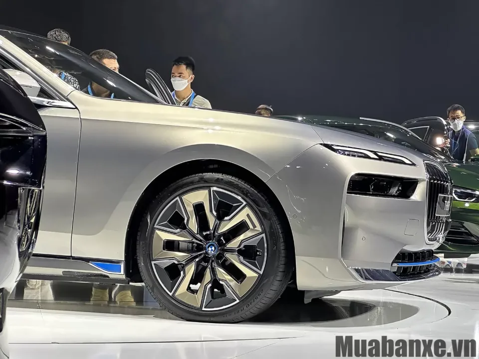 mam va lop xe bmw i7