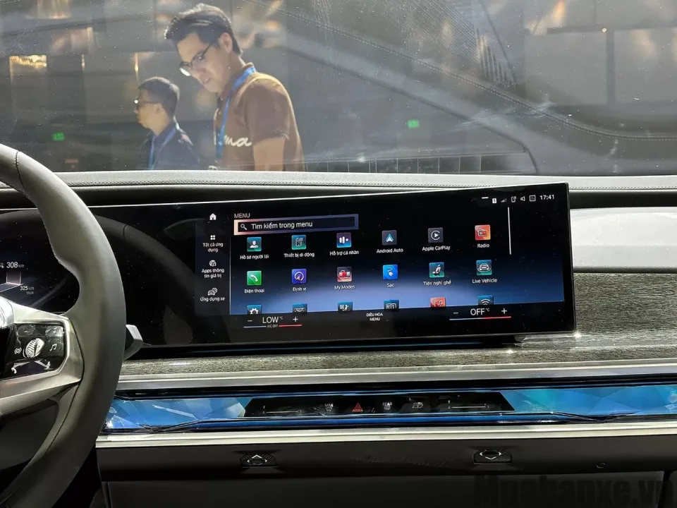 tien nghi tren xe bmw i7