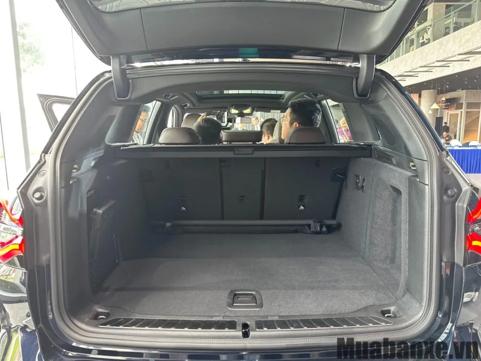 khoang hanh li tren xe bmw ix3