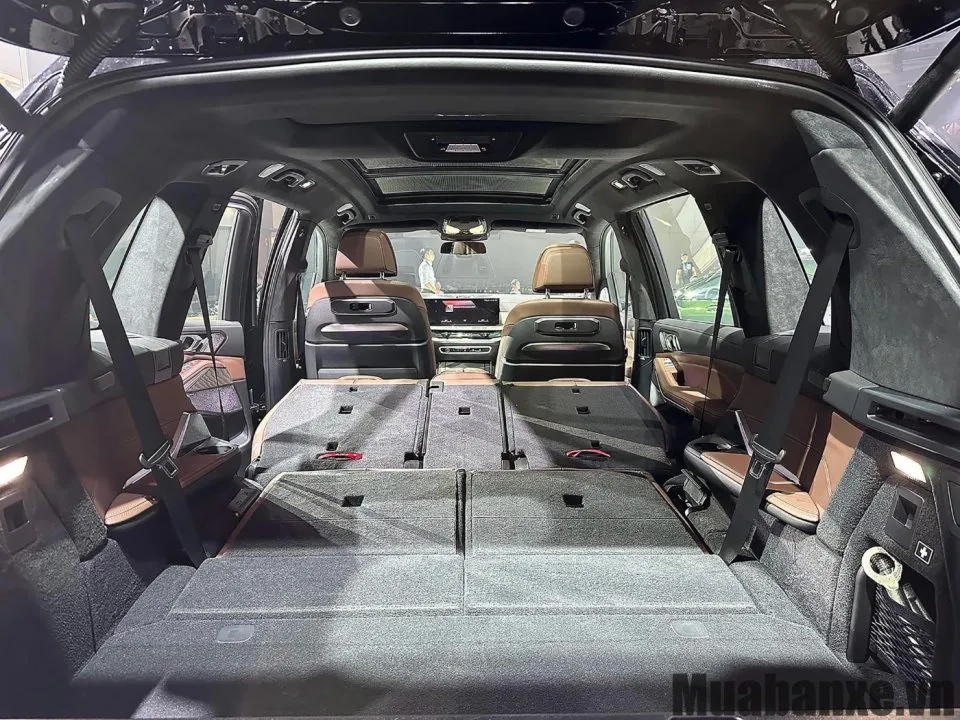 khoang hanh li tren xe bmw x7