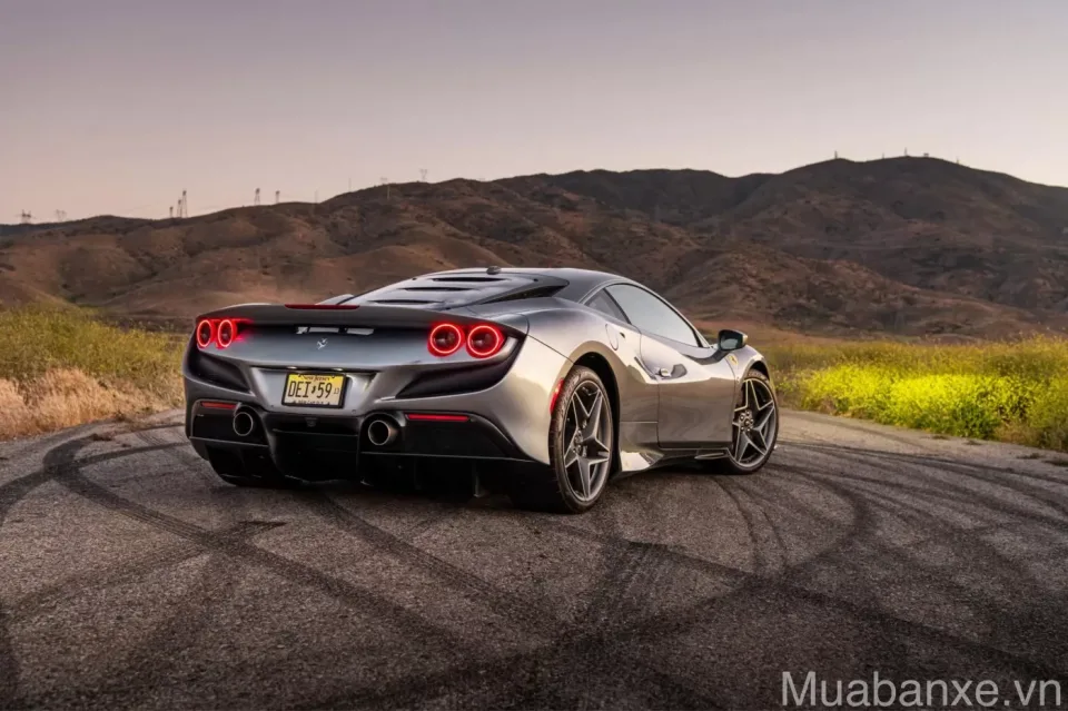 duoi xe ferrari f8 tributo tinbanxe vn