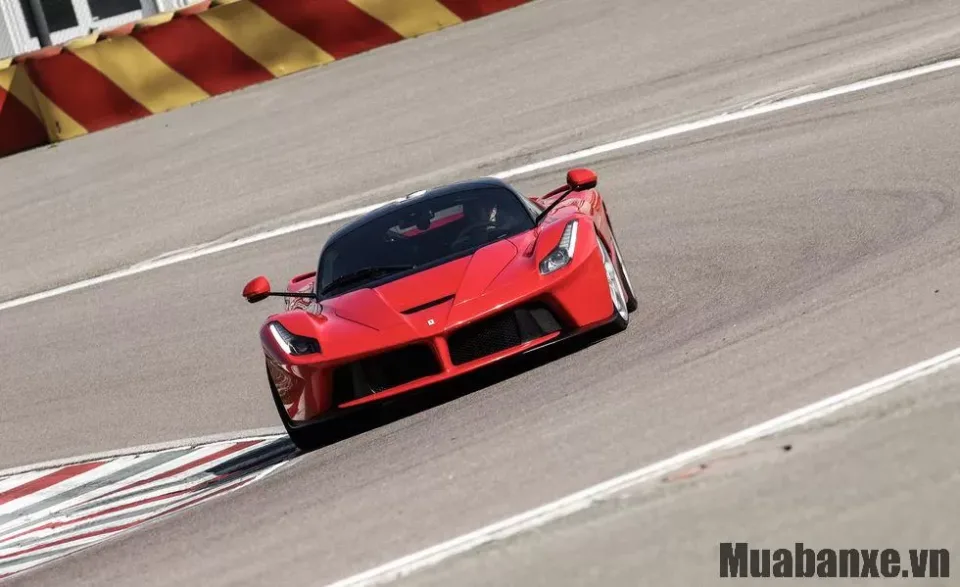 cam giac lai xe ferrari laferrari
