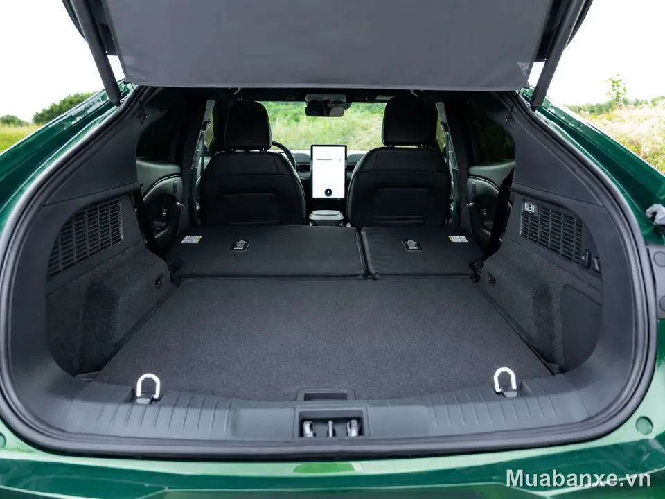 Ford Mustang Mach-E khoang hành lý (góc khác) Ford Mustang Mach-E khoang hành lý rộng rãi (góc khác)