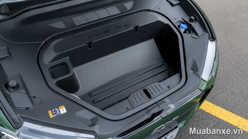 Ford Mustang Mach-E khoang hành lý (cận cảnh) Ford Mustang Mach-E khoang hành lý rộng rãi và tiện dụng.