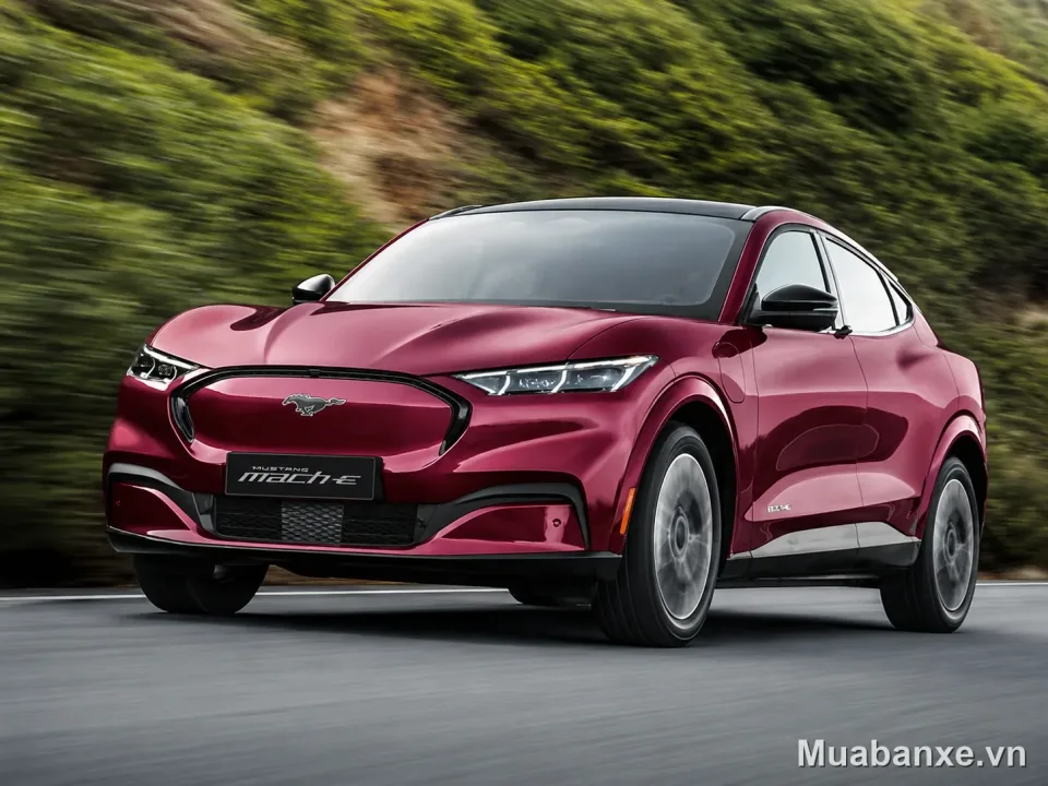 Ford Mustang Mach-E màu đỏ Ford Mustang Mach-E màu đỏ góc 3/4 trước