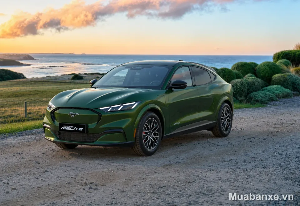 Ford Mustang Mach-E màu xanh 3/4 trước (góc khác) Ford Mustang Mach-E màu xanh 3/4 trước tại bờ biển