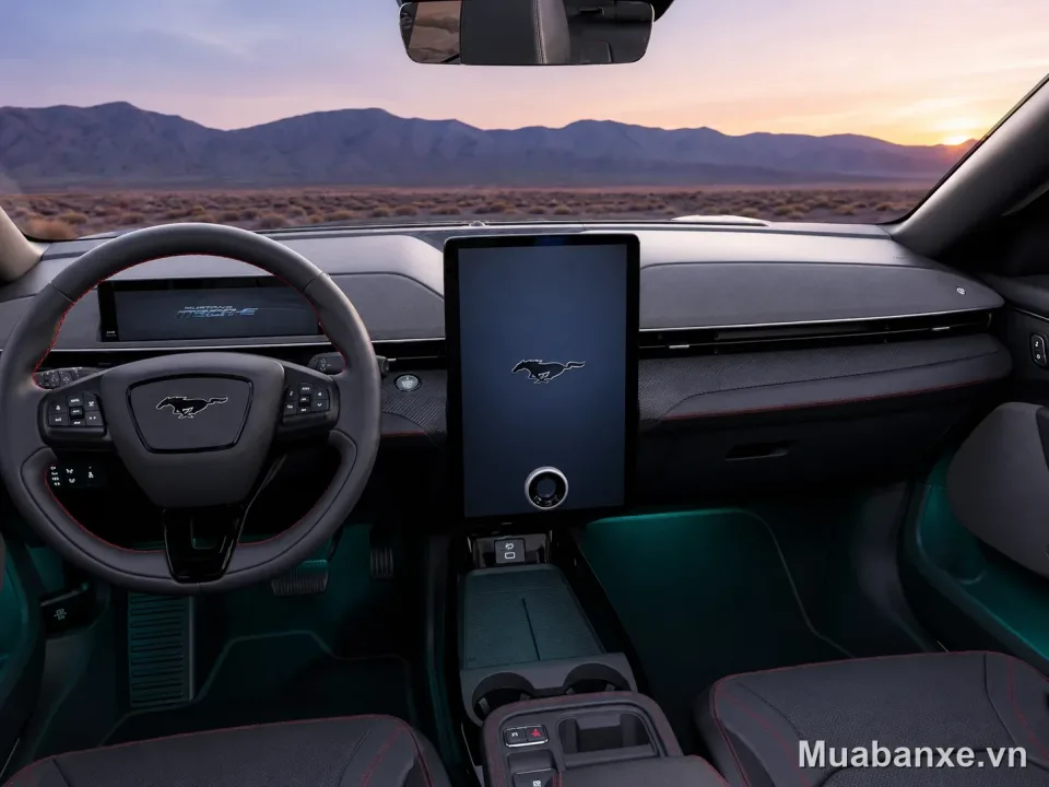 Ford Mustang Mach-E - Vô lăng (góc khác) Nội thất Ford Mustang Mach-E với vô lăng và màn hình giải trí