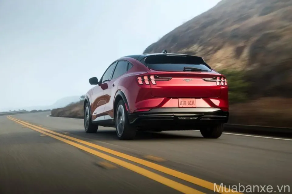 cam giac lai xe ford mustang tren cao toc tinbanxe vn