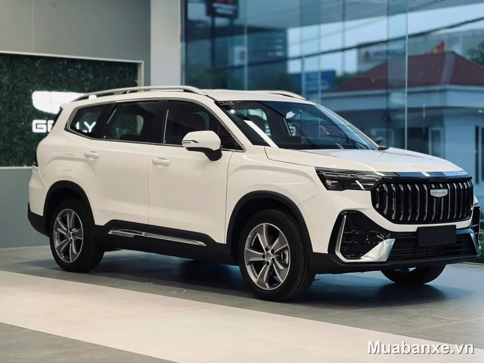 Xe Final màu trắng 3/4 trước