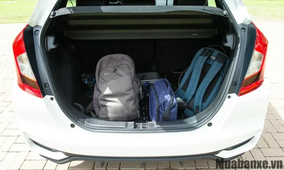 khoang hanh li tren xe honda jazz
