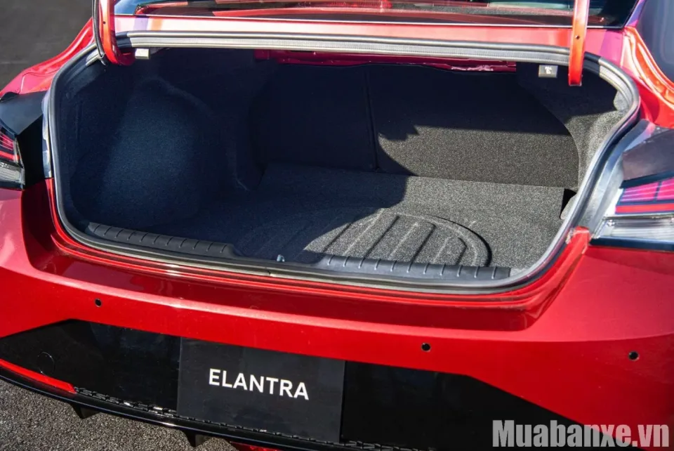 khoang hanh li tren xe hyundai elantra tinbanxe vn