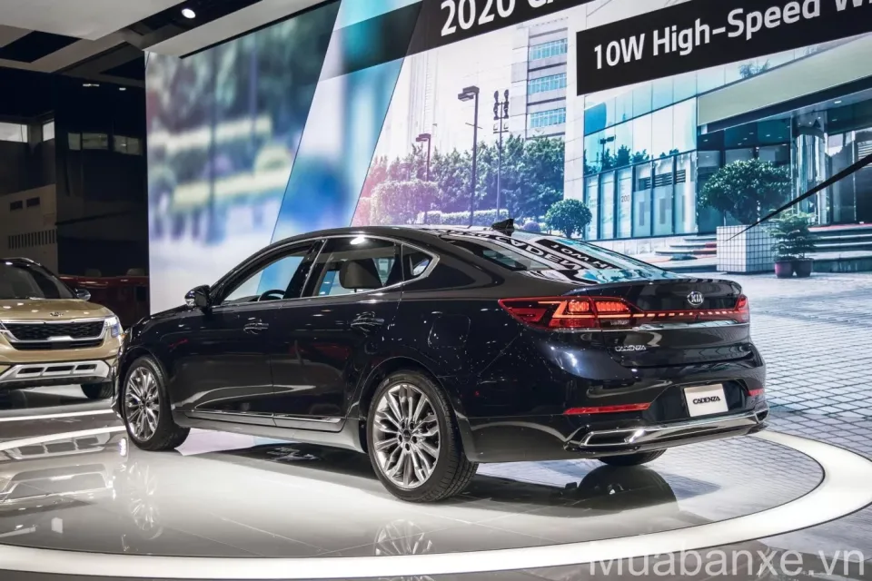 duoi xe kia cadenza tinbanxe vn