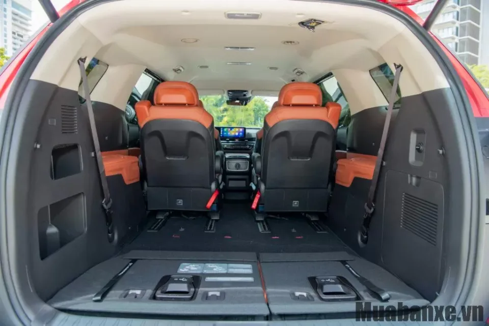 khoang hanh li tren xe kia carnival