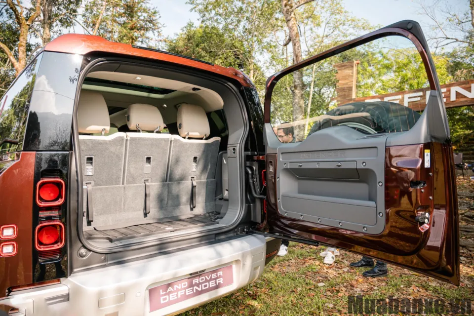 khoang hanh li tren xe land rover defender