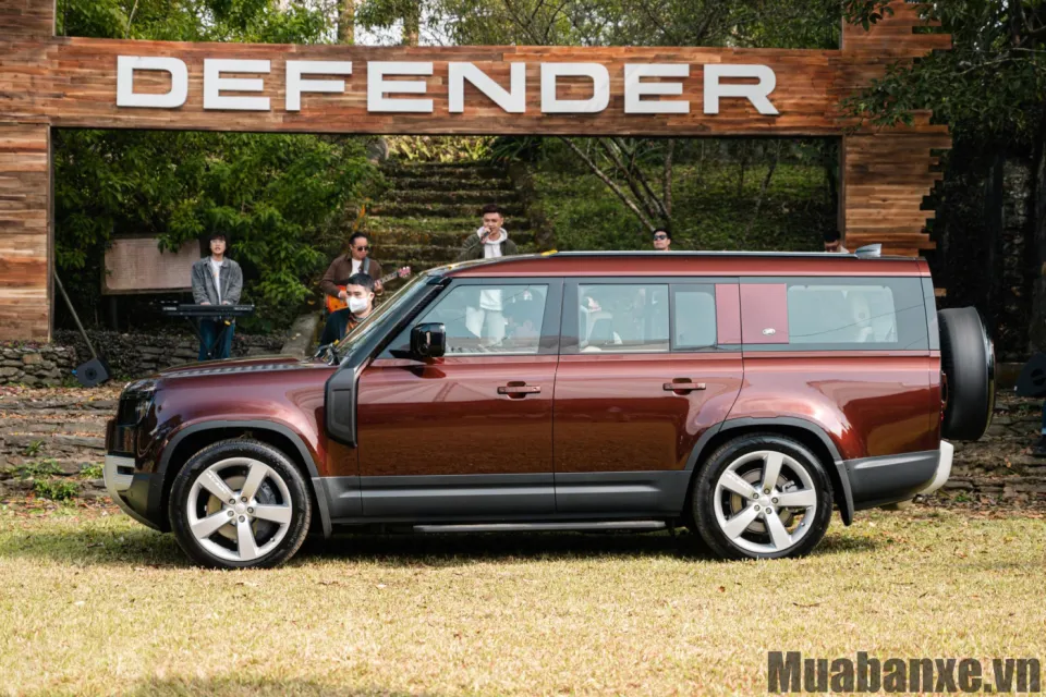 than xe land rover defender
