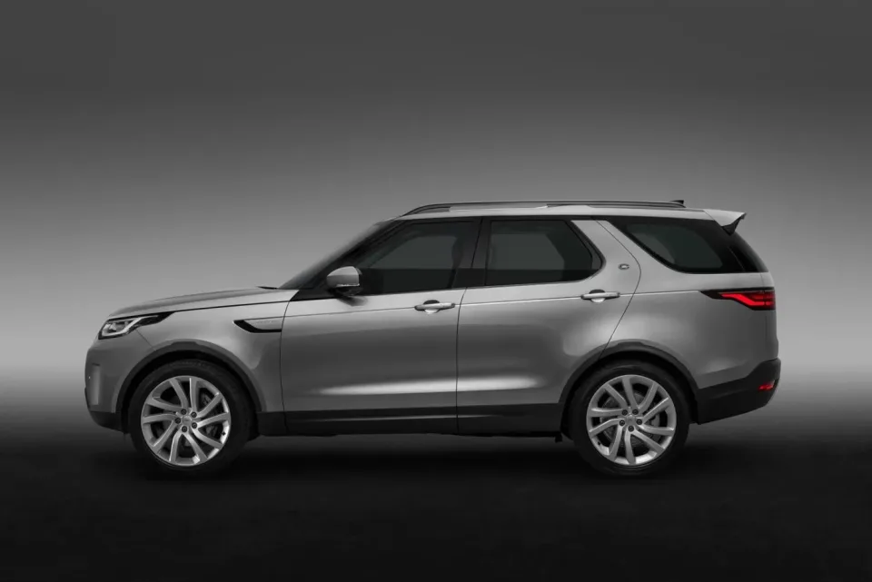 than xe land rover discovery