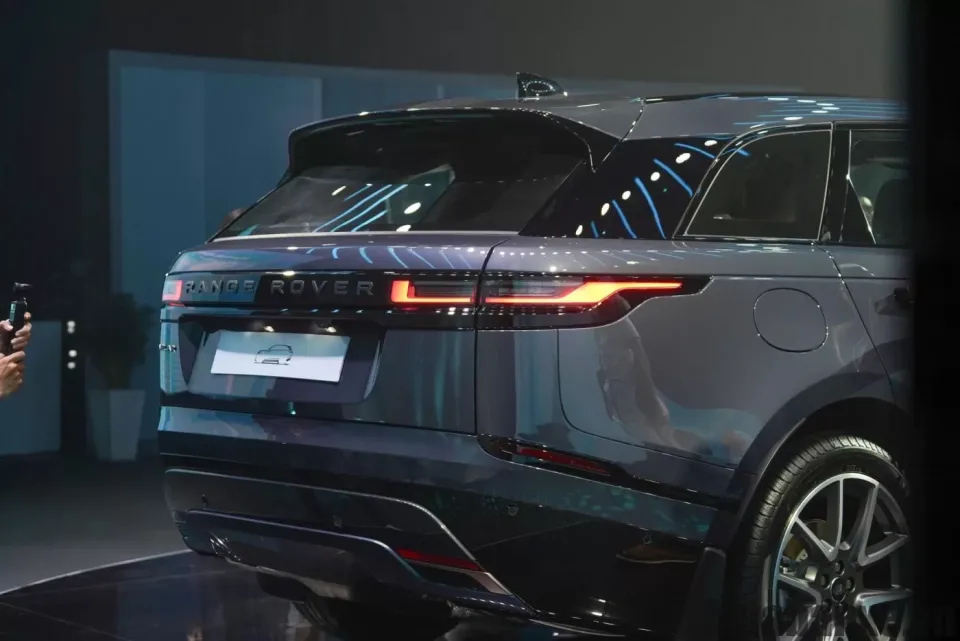 duoi xe range rover velar